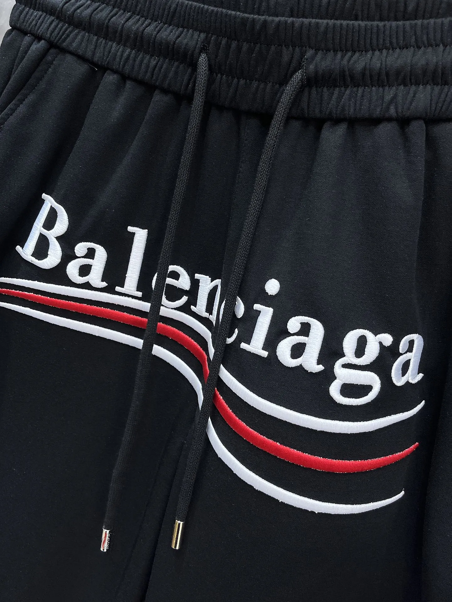 Balenciaga's three-standard complete 2026 summer New Arrival men's casual shorts, advanced custom-made Breathable fabric, Breathable fabric, extremely stretchy and comfortable, impeccable details, top-grade accessories, original logo design concept, delicate and soft feel! The upper body fit is awesome! Size: M-XXXL Please state your height and weight when ordering